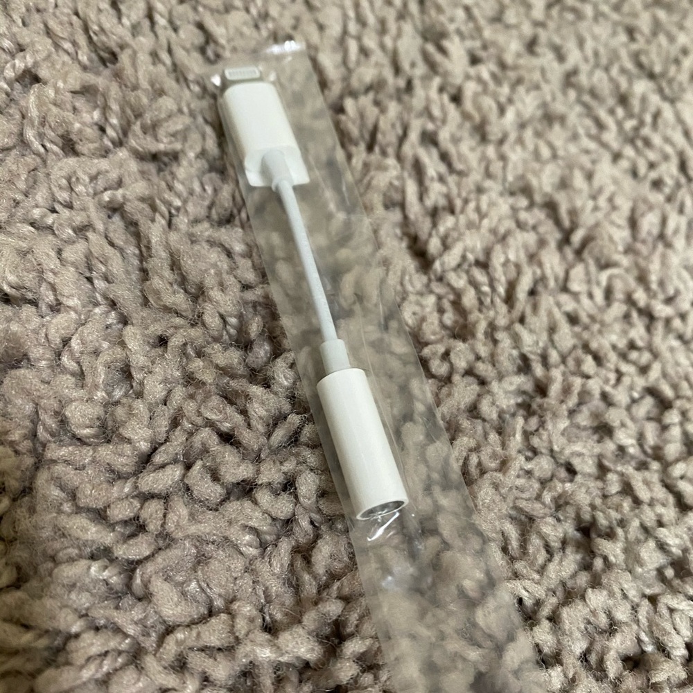 Lightning to 3.5 mm Headphone Jack Adapter